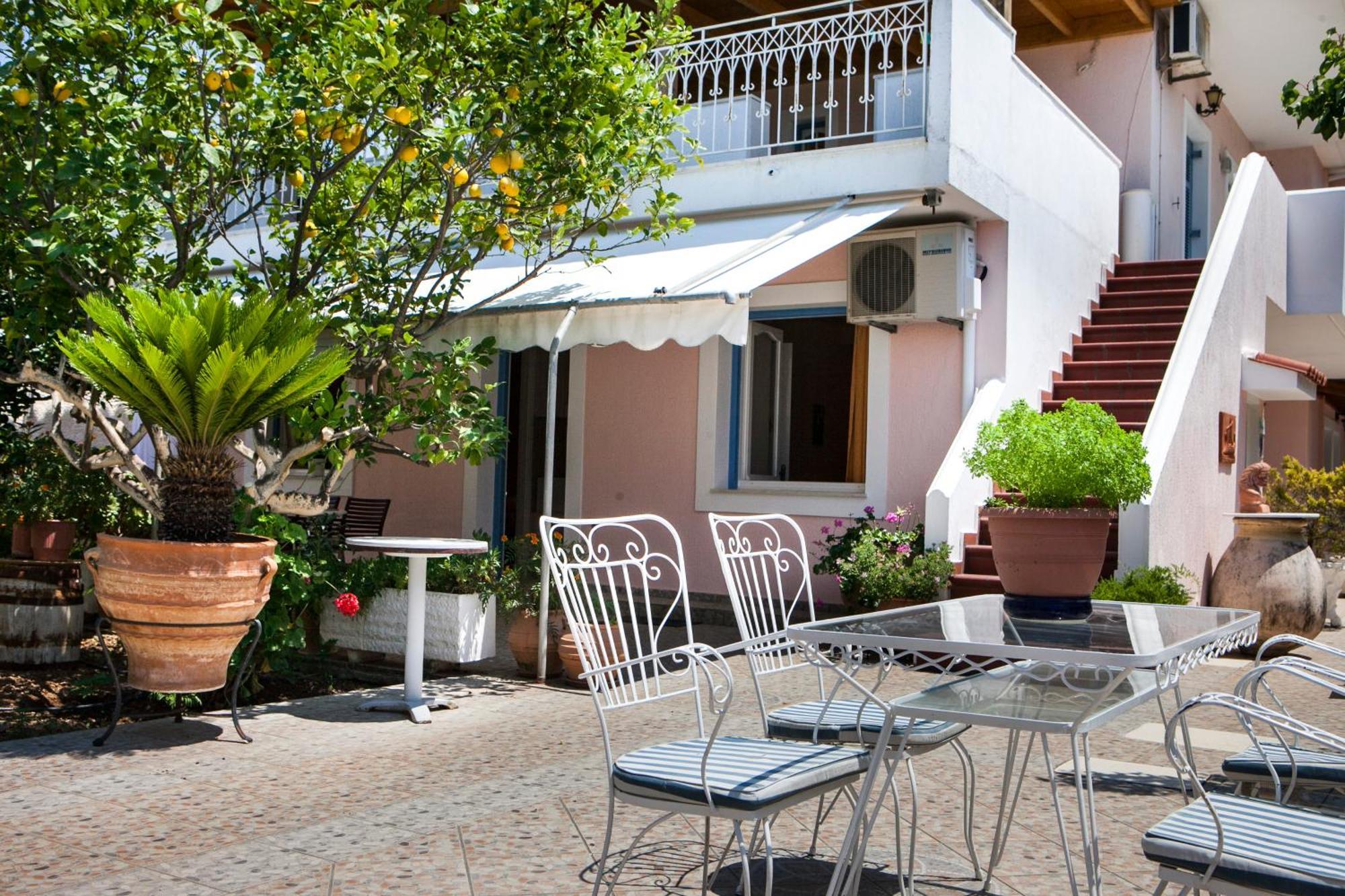 Tzivras Villa & Apartments Lassi  Bilik gambar